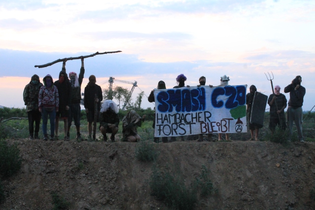 Blocus du chemin de fer de Hambach par des activistes de la forêt